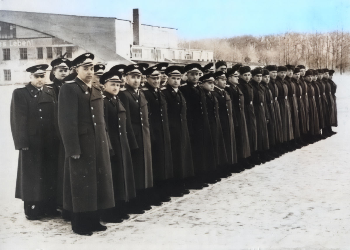 Russische Soldaten vor Halle 1